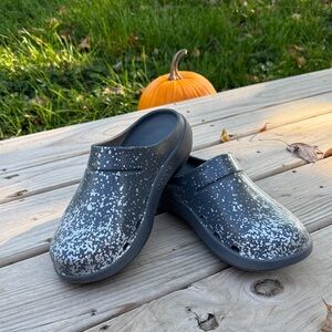 OOFOS OOcloog Silver Speckle